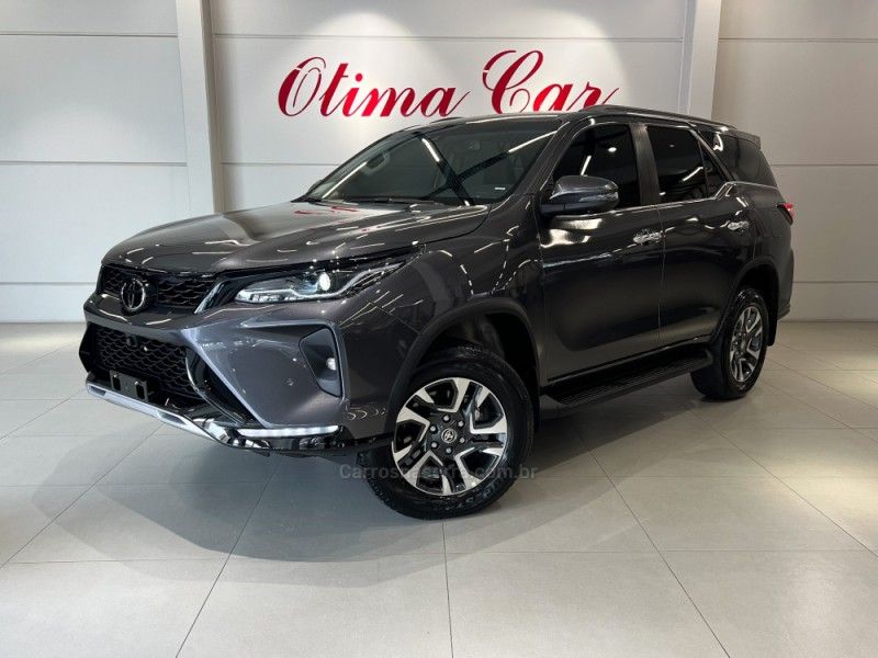 TOYOTA HILUX SW4 2.8 4X4 SRX PLATINUM TURBO 2024/2025 ÓTIMA CAR FLORES DA CUNHA / Carros no Vale
