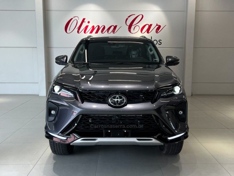 TOYOTA HILUX SW4 2.8 4X4 SRX PLATINUM TURBO 2024/2025 ÓTIMA CAR FLORES DA CUNHA / Carros no Vale
