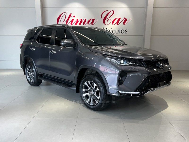 TOYOTA HILUX SW4 2.8 4X4 SRX PLATINUM TURBO 2024/2025 ÓTIMA CAR FLORES DA CUNHA / Carros no Vale