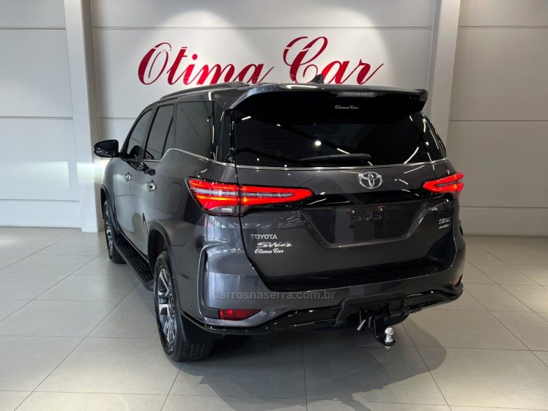 TOYOTA HILUX SW4 2.8 4X4 SRX PLATINUM TURBO 2024/2025 ÓTIMA CAR FLORES DA CUNHA / Carros no Vale