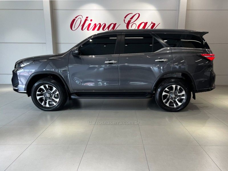 TOYOTA HILUX SW4 2.8 4X4 SRX PLATINUM TURBO 2024/2025 ÓTIMA CAR FLORES DA CUNHA / Carros no Vale