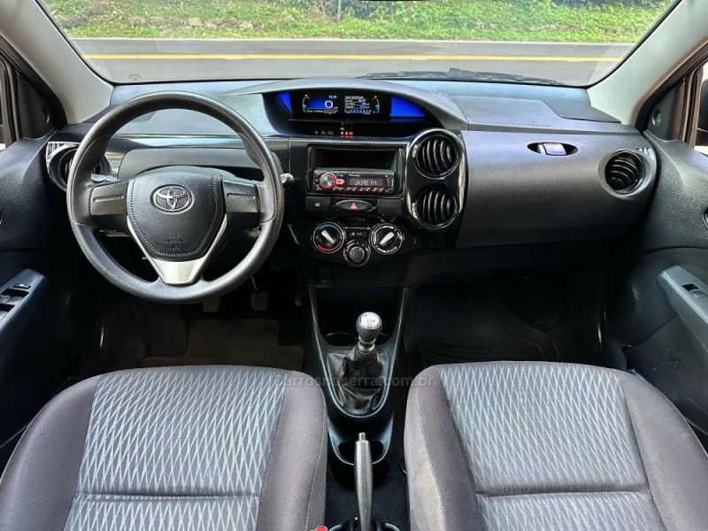 TOYOTA ETIOS 1.3 X 16V 2017/2018 KASPER VEÍCULOS DOIS IRMÃOS / Carros no Vale