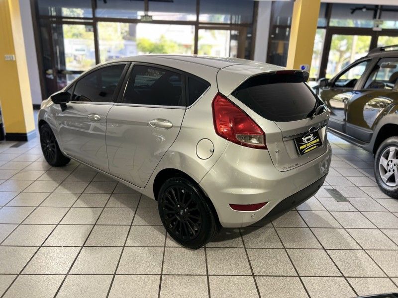 FORD FIESTA 1.6 TITANIUM HATCH 16V 2014/2015 PRIME MULTIMARCAS CAXIAS DO SUL / Carros no Vale