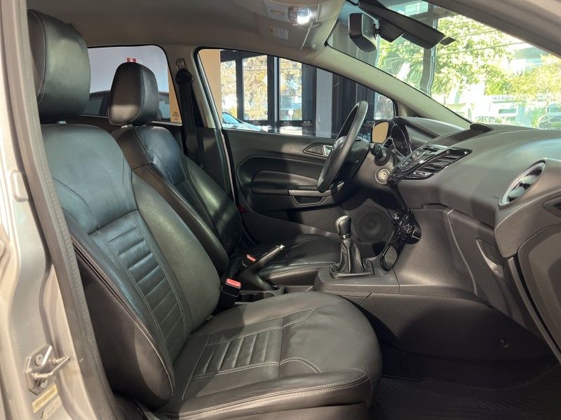 FORD FIESTA 1.6 TITANIUM HATCH 16V 2014/2015 PRIME MULTIMARCAS CAXIAS DO SUL / Carros no Vale