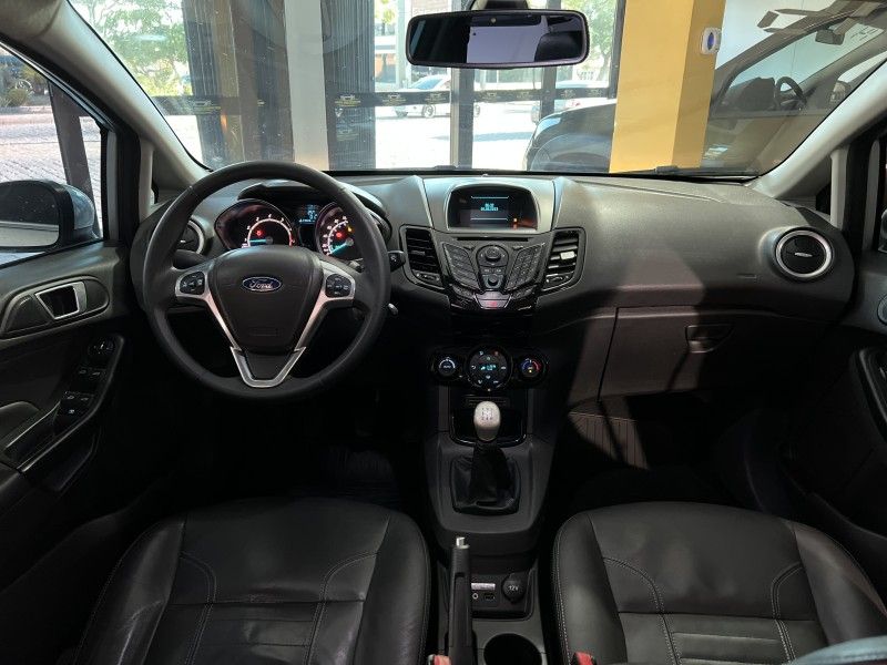 FORD FIESTA 1.6 TITANIUM HATCH 16V 2014/2015 PRIME MULTIMARCAS CAXIAS DO SUL / Carros no Vale