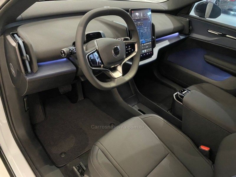 VOLVO EX30 PLUS EXTENDED RANGE 2024/2024 ÓTIMA CAR FLORES DA CUNHA / Carros no Vale
