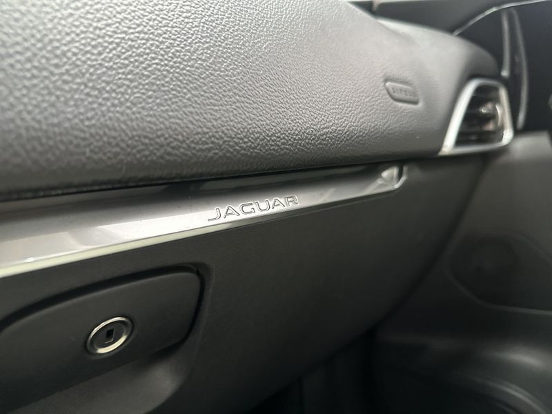Jaguar F-Pace 2.0 Prestige 180cv 2016/2017 CIRNE AUTOMÓVEIS SANTA MARIA / Carros no Vale