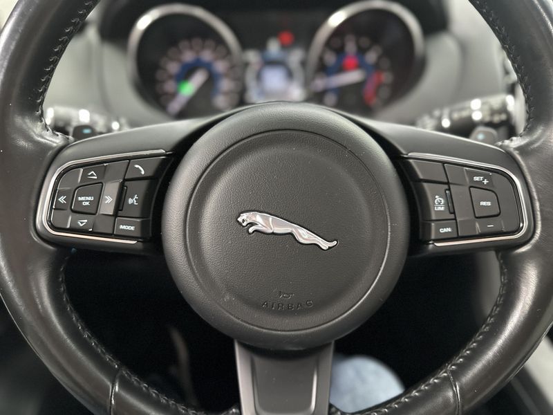 Jaguar F-Pace 2.0 Prestige 180cv 2016/2017 CIRNE AUTOMÓVEIS SANTA MARIA / Carros no Vale