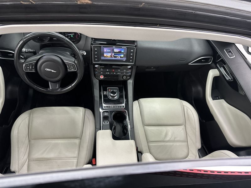 Jaguar F-Pace 2.0 Prestige 180cv 2016/2017 CIRNE AUTOMÓVEIS SANTA MARIA / Carros no Vale