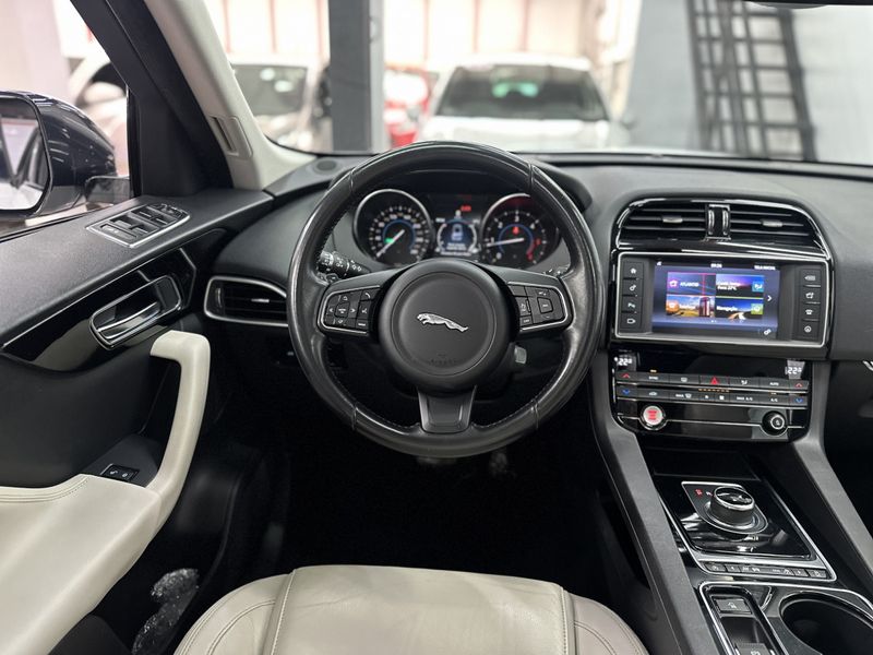Jaguar F-Pace 2.0 Prestige 180cv 2016/2017 CIRNE AUTOMÓVEIS SANTA MARIA / Carros no Vale