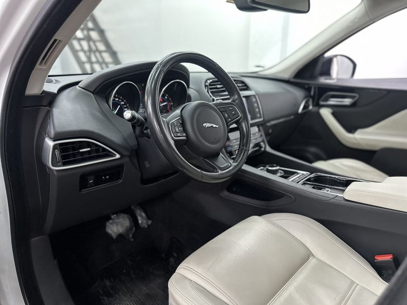 Jaguar F-Pace 2.0 Prestige 180cv 2016/2017 CIRNE AUTOMÓVEIS SANTA MARIA / Carros no Vale