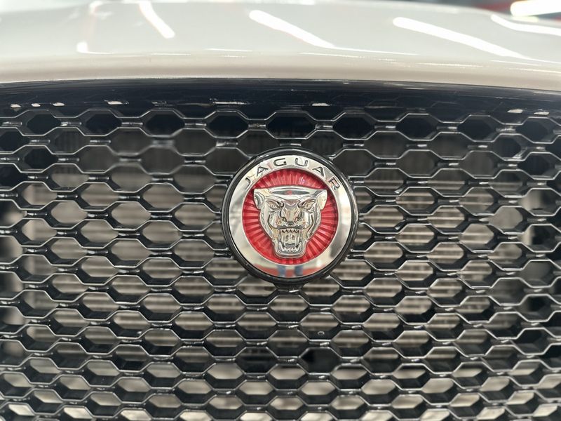 Jaguar F-Pace 2.0 Prestige 180cv 2016/2017 CIRNE AUTOMÓVEIS SANTA MARIA / Carros no Vale