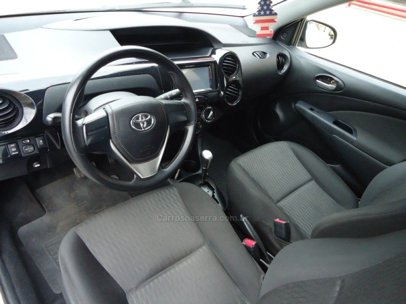 TOYOTA ETIOS 1.5 X PLUS 16V 2018/2019 BOURSCHEID CARROS E MOTOS SANTA CLARA DO SUL / Carros no Vale