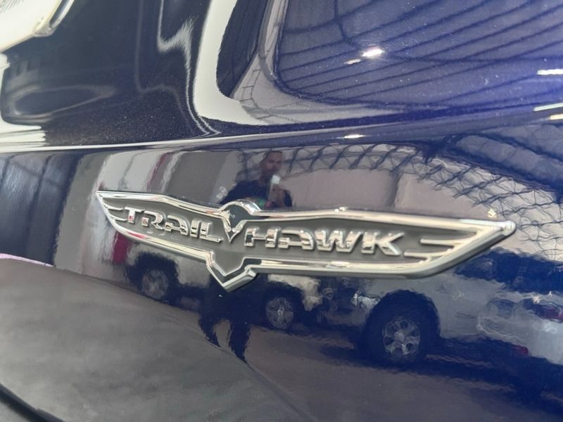 JEEP RENEGADE 1.3 T270 TURBO FLEX TRAILHAWK 4X4 AT9 2022/2022 BETIOLO NOVOS E SEMINOVOS LAJEADO / Carros no Vale