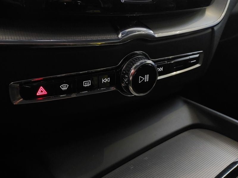 Volvo XC60 2.0 T5 GASOLINA R-DESIGN AWD GEARTRONIC 2017/2018 BETIOLO NOVOS E SEMINOVOS LAJEADO / Carros no Vale
