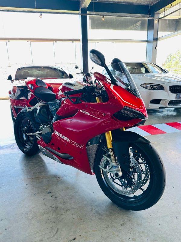 Ducati 1199 Panigale S R / APENAS 161 UNIDADES NO MUNDO 2013/2013 CASTELLAN E TOMAZONI MOTORS CAXIAS DO SUL / Carros no Vale