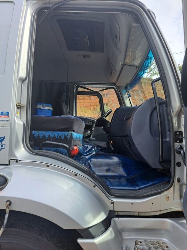 Ford Cargo 2429 E 6×2 Turbo Câmara Fria 2014/2015 CAMINHÕES & CAMIONETAS PASSO FUNDO / Carros no Vale