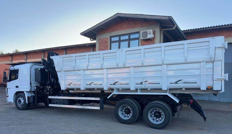 Mercedes-Benz Atego 2426 6×2 (E5) Caçamba 2020/2020 CAMINHÕES & CAMIONETAS PASSO FUNDO / Carros no Vale