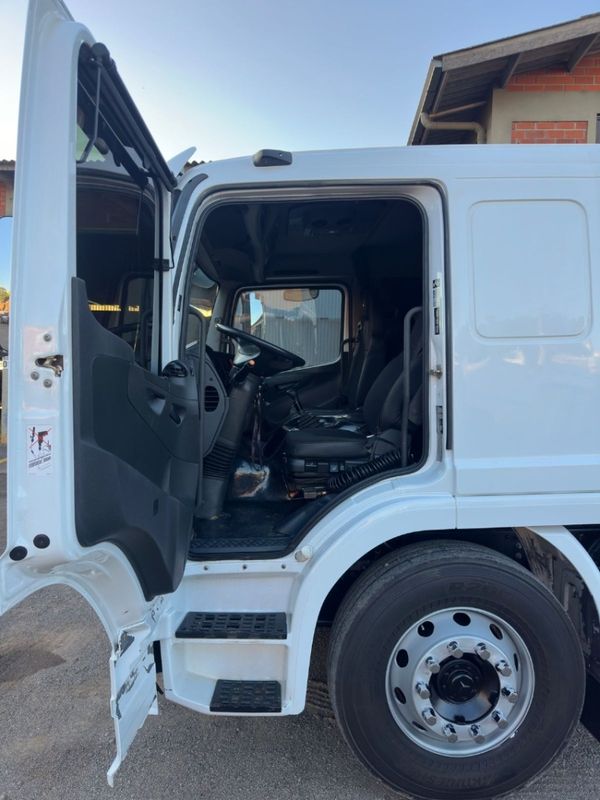 Mercedes-Benz Atego 2426 6×2 (E5) Caçamba 2020/2020 CAMINHÕES & CAMIONETAS PASSO FUNDO / Carros no Vale