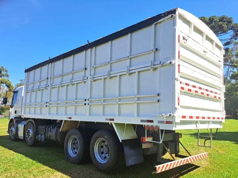 Volvo VM 270 8×2 Caçamba (E5) 2014/2014 CAMINHÕES & CAMIONETAS PASSO FUNDO / Carros no Vale