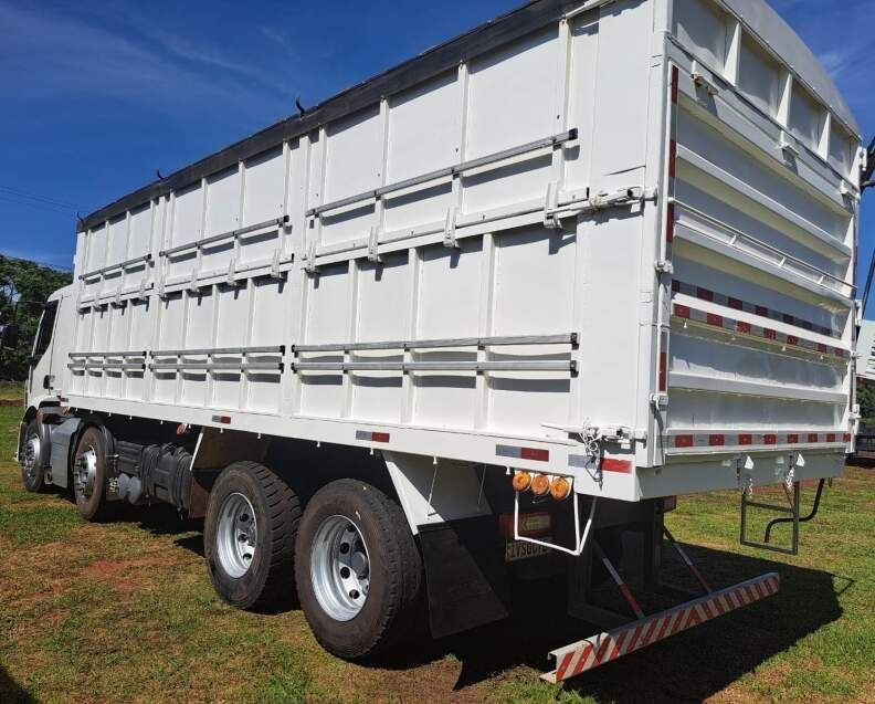 Volvo VM 270 8×2 Caçamba (E5) 2014/2014 CAMINHÕES & CAMIONETAS PASSO FUNDO / Carros no Vale