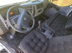 Volvo VM 270 8×2 Caçamba (E5) 2014/2014 CAMINHÕES & CAMIONETAS PASSO FUNDO / Carros no Vale