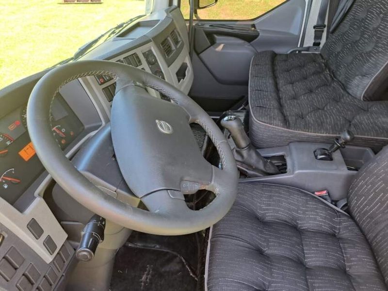Volvo VM 270 8×2 Caçamba (E5) 2014/2014 CAMINHÕES & CAMIONETAS PASSO FUNDO / Carros no Vale