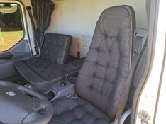 Volvo VM 270 8×2 Caçamba (E5) 2014/2014 CAMINHÕES & CAMIONETAS PASSO FUNDO / Carros no Vale