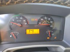 Volvo VM 270 8×2 Caçamba (E5) 2014/2014 CAMINHÕES & CAMIONETAS PASSO FUNDO / Carros no Vale