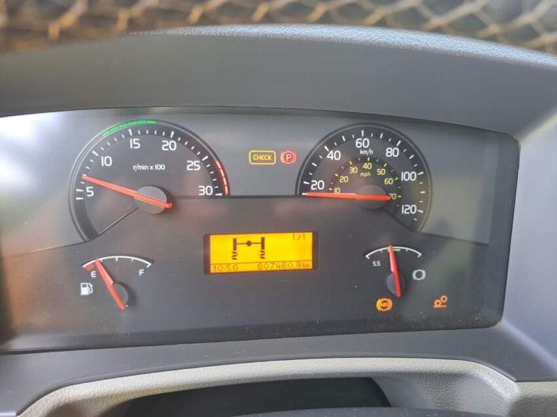 Volvo VM 270 8×2 Caçamba (E5) 2014/2014 CAMINHÕES & CAMIONETAS PASSO FUNDO / Carros no Vale