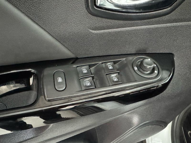 Renault Captur Intense 2.0 16v 2017/2018 SIM AUTOMÓVEIS ROLANTE / Carros no Vale