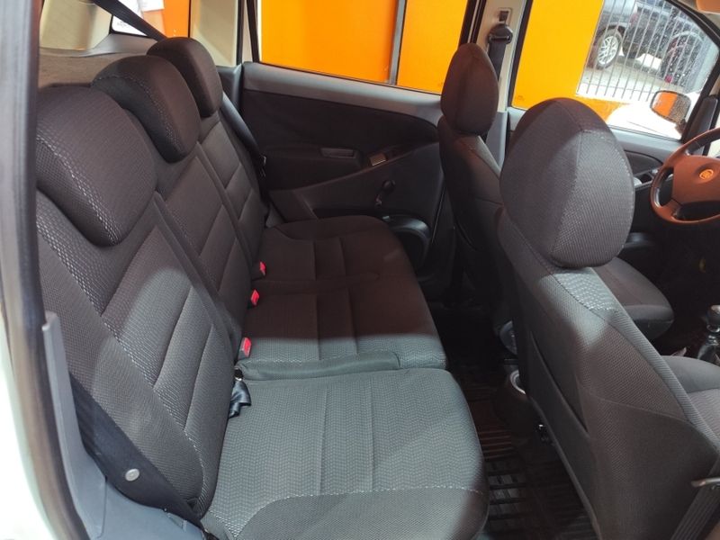 Fiat IDEA 1.4 MPI ELX 8V FLEX 4P MANUAL 2009/2010 VINTAGE VEÍCULOS CAXIAS DO SUL / Carros no Vale