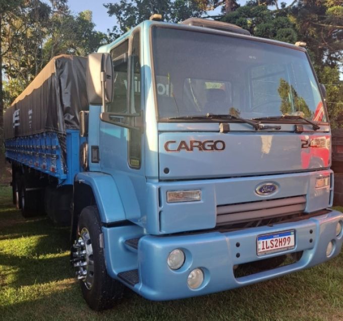 Ford Cargo 2422 E 3-Eixos 2004/2004 CAMINHÕES & CAMIONETAS PASSO FUNDO / Carros no Vale