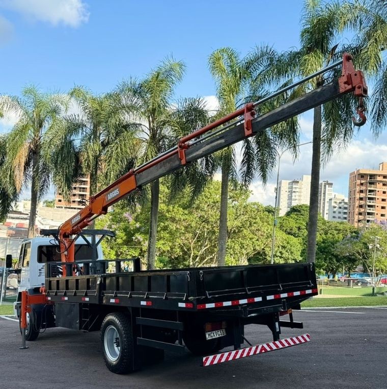 Ford Cargo 1317/ 1317 E T MUNCK 2005/2005 CAMINHÕES & CAMIONETAS PASSO FUNDO / Carros no Vale