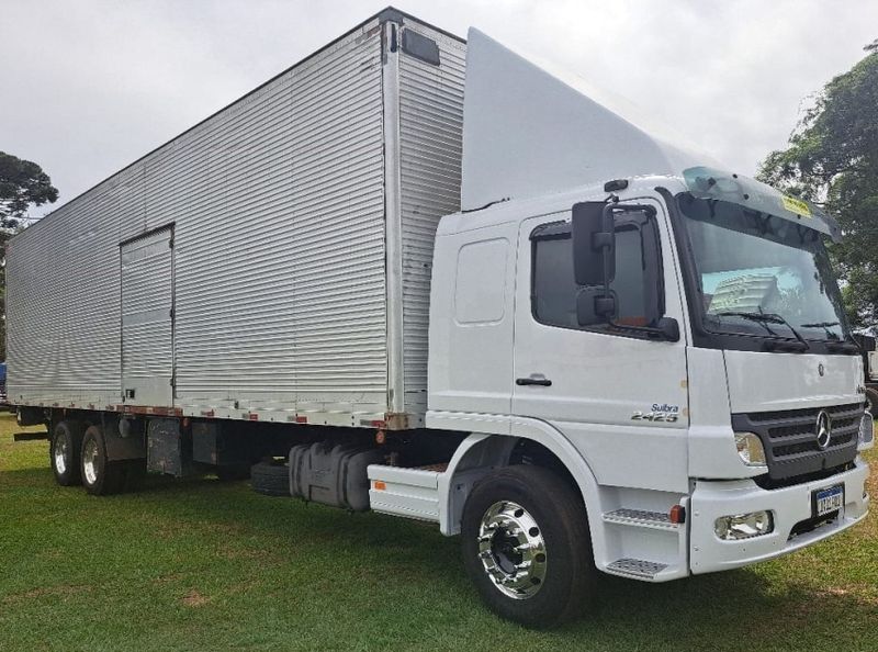 Mercedes-Benz Atego 2425 3-Eixos Leito Baú 2010/2011 CAMINHÕES & CAMIONETAS PASSO FUNDO / Carros no Vale