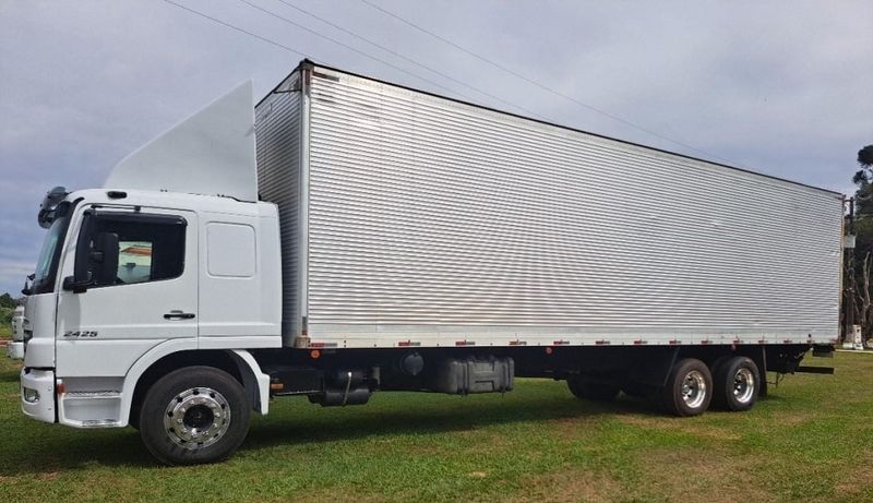 Mercedes-Benz Atego 2425 3-Eixos Leito Baú 2010/2011 CAMINHÕES & CAMIONETAS PASSO FUNDO / Carros no Vale