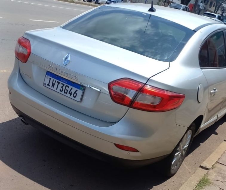 Renault FLUENCE 2.0 DYNAMIQUE 16V FLEX 4P AUTOMÁTICO 2015/2016 CAMINHÕES & CAMIONETAS PASSO FUNDO / Carros no Vale