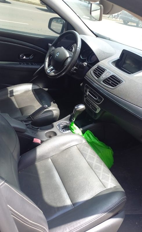 Renault FLUENCE 2.0 DYNAMIQUE 16V FLEX 4P AUTOMÁTICO 2015/2016 CAMINHÕES & CAMIONETAS PASSO FUNDO / Carros no Vale