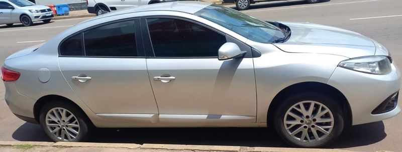 Renault FLUENCE 2.0 DYNAMIQUE 16V FLEX 4P AUTOMÁTICO 2015/2016 CAMINHÕES & CAMIONETAS PASSO FUNDO / Carros no Vale