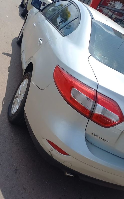 Renault FLUENCE 2.0 DYNAMIQUE 16V FLEX 4P AUTOMÁTICO 2015/2016 CAMINHÕES & CAMIONETAS PASSO FUNDO / Carros no Vale