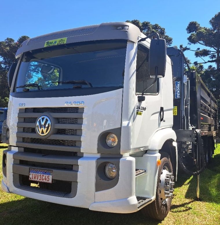 Volkswagen 24-280 CRM 6X2 VW 24-280 E Constel 6×2 2p Munck 2015/2015 CAMINHÕES & CAMIONETAS PASSO FUNDO / Carros no Vale