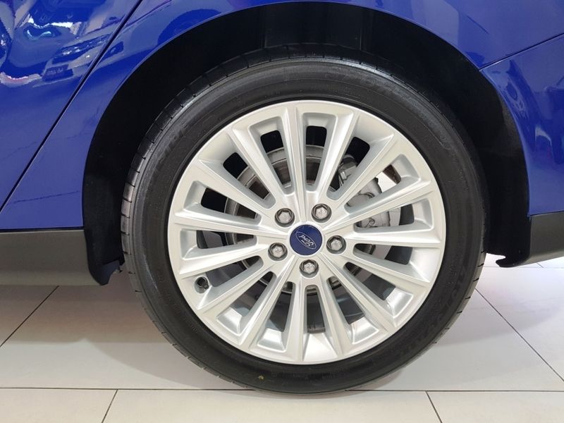 Ford FOCUS 2.0 TITANIUM FASTBACK 16V FLEX 4P POWERSHIFT 2015/2016 ADVANT AUTOMÓVEIS CAXIAS DO SUL / Carros no Vale