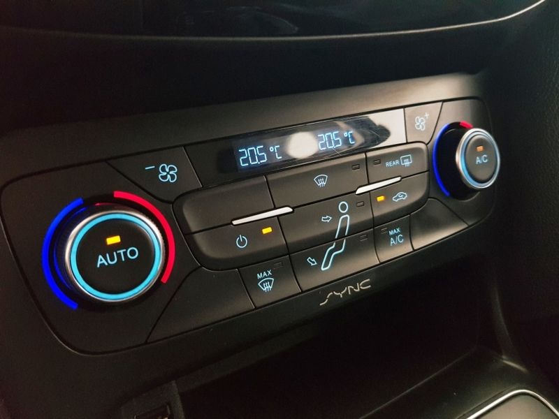 Ford FOCUS 2.0 TITANIUM FASTBACK 16V FLEX 4P POWERSHIFT 2015/2016 ADVANT AUTOMÓVEIS CAXIAS DO SUL / Carros no Vale
