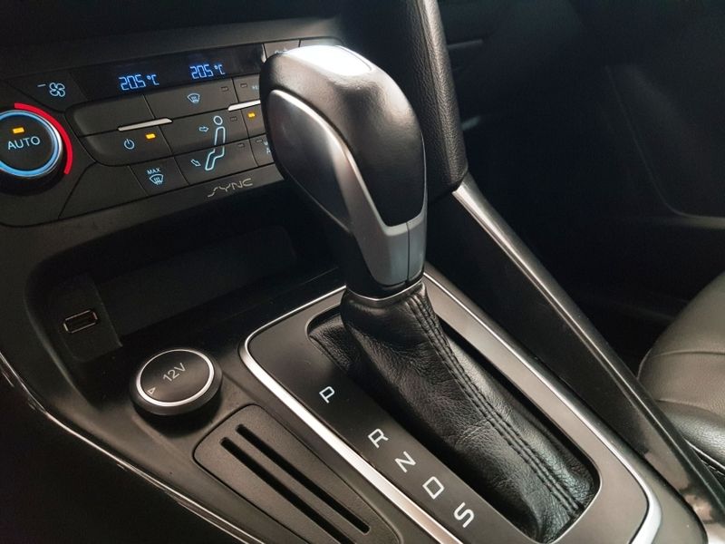 Ford FOCUS 2.0 TITANIUM FASTBACK 16V FLEX 4P POWERSHIFT 2015/2016 ADVANT AUTOMÓVEIS CAXIAS DO SUL / Carros no Vale