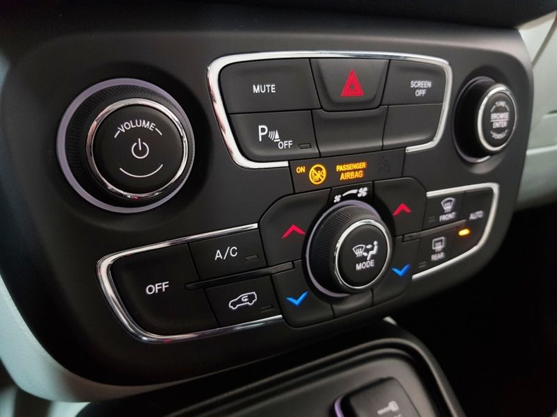 JEEP COMPASS 2.0 16V FLEX LONGITUDE AUTOMÁTICO 2018/2018 ADVANT AUTOMÓVEIS CAXIAS DO SUL / Carros no Vale