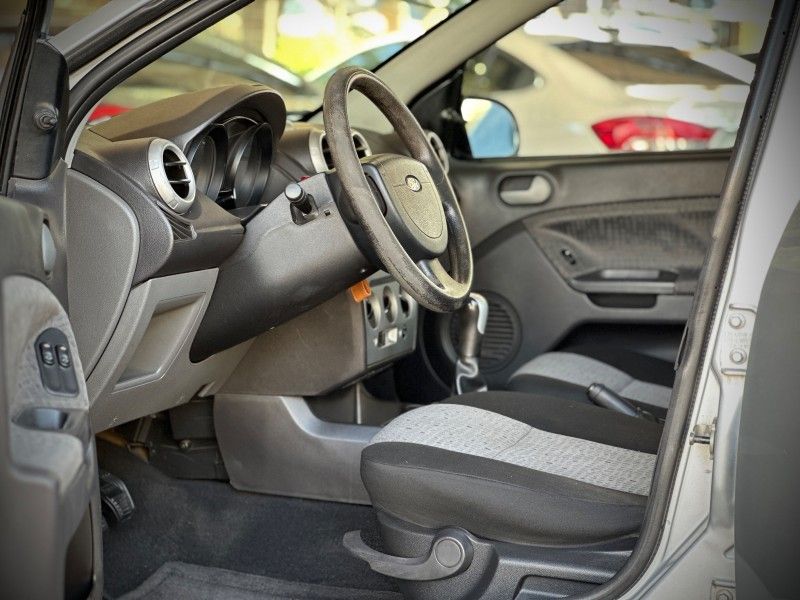 Ford FIESTA SEDAN CLASS 1.6 16V 2013 NEUMANN VEÍCULOS ARROIO DO MEIO / Carros no Vale
