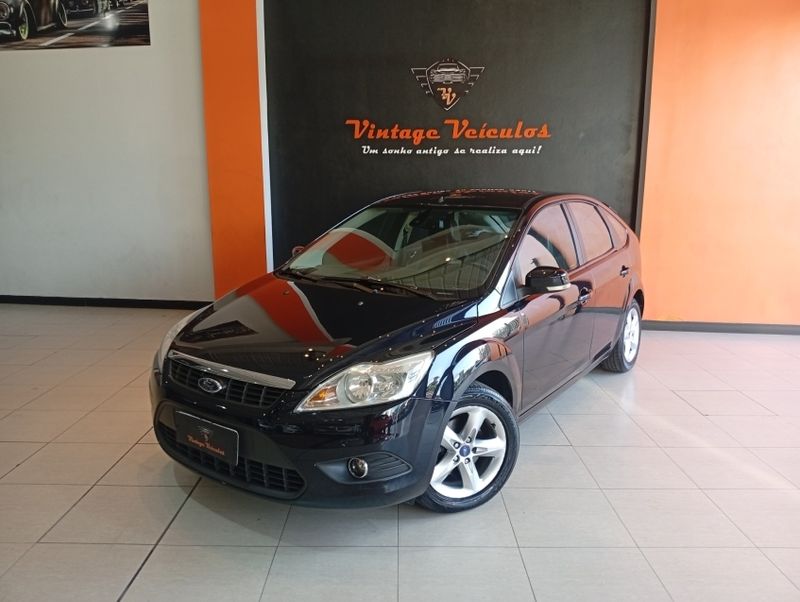 Ford FOCUS 2.0 GLX 16V FLEX 4P AUTOMÁTICO 2013/2013 VINTAGE VEÍCULOS CAXIAS DO SUL / Carros no Vale