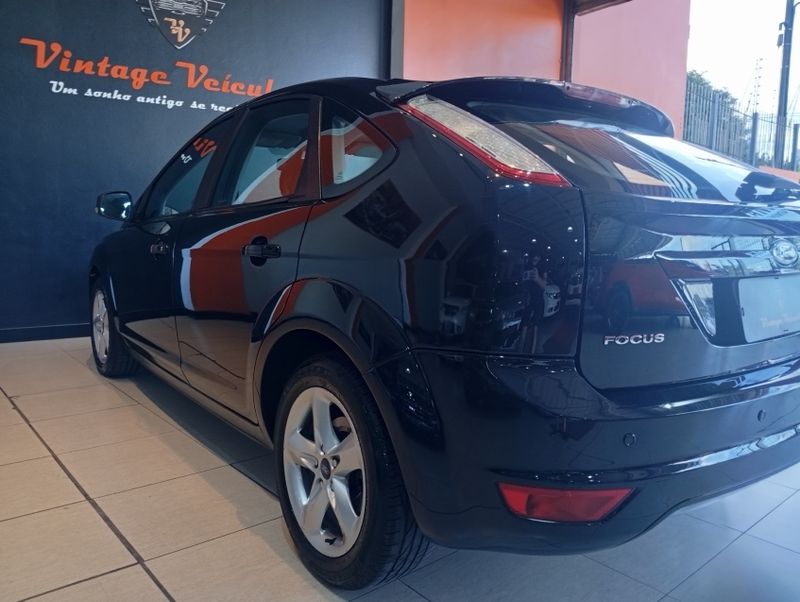 Ford FOCUS 2.0 GLX 16V FLEX 4P AUTOMÁTICO 2013/2013 VINTAGE VEÍCULOS CAXIAS DO SUL / Carros no Vale