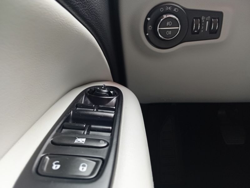 JEEP COMPASS 2.0 16V FLEX LONGITUDE AUTOMÁTICO 2018/2018 VINTAGE VEÍCULOS CAXIAS DO SUL / Carros no Vale