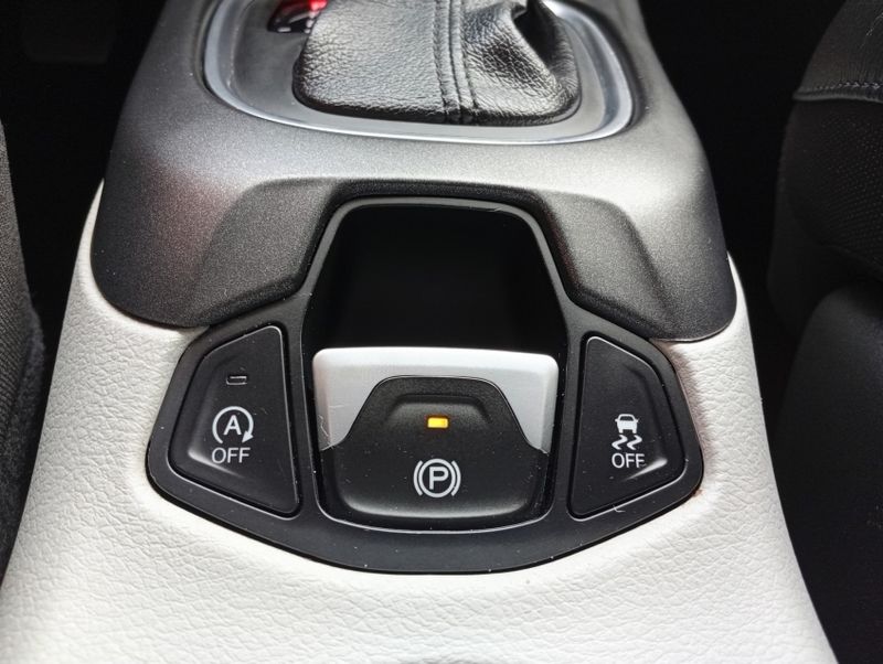 JEEP COMPASS 2.0 16V FLEX LONGITUDE AUTOMÁTICO 2018/2018 VINTAGE VEÍCULOS CAXIAS DO SUL / Carros no Vale
